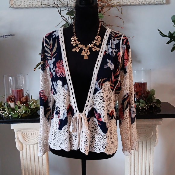 A Very Cute Floral Lacey Cardigan Size Sm - Picture 1 of 13